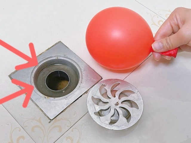 Đặt 1 quả bóng bay trong nhà vệ sinh, cống thoát nước sẽ không bao giờ bốc mùi hôi