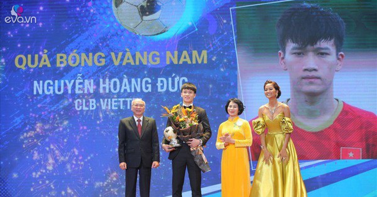 Tiền vệ có chiếc chân trái khéo nhất Việt Nam lần đầu tiên khoe biệt thự ở quê nhà, dân tình choáng ngợp về độ giàu có